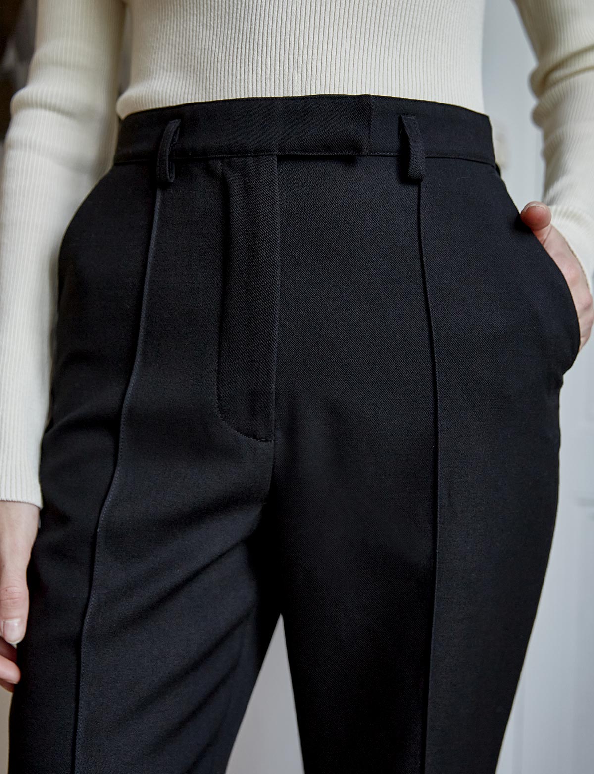 Women's Daria Kick Crop Pant In Black Onyx